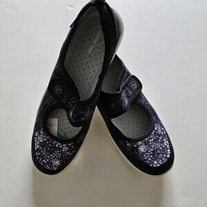 NWOT Women's Water Mary Jane Shoes - Lands End, Black, Size 9